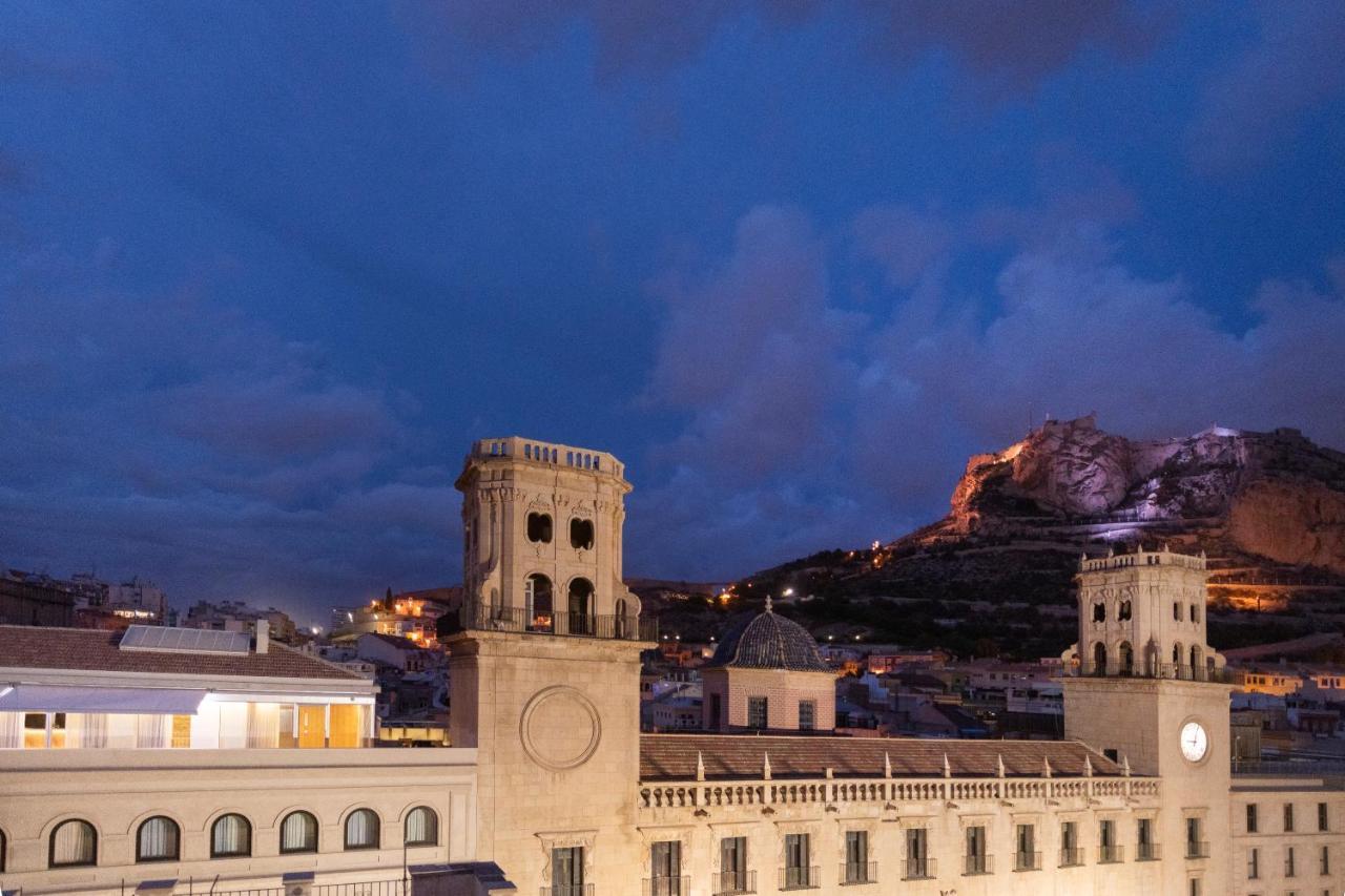 Eurostars Portico Alicante Exteriér fotografie The Rock of Gibraltar at night