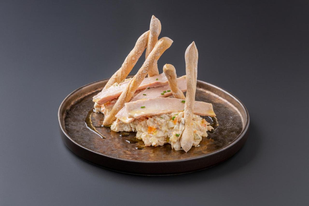 Eurostars Portico Alicante Exteriér fotografie A plate of chicken and potato salad