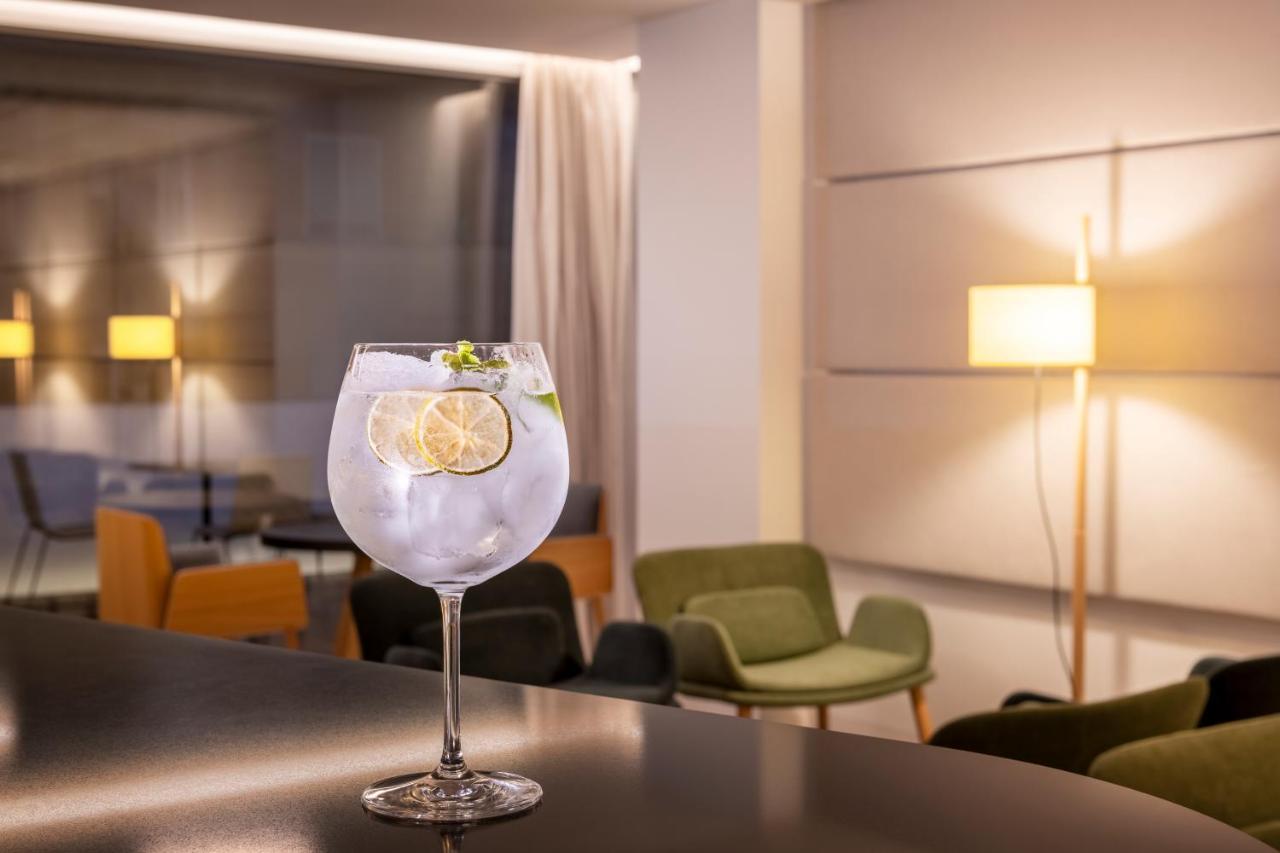 Eurostars Portico Alicante Exteriér fotografie A glass of G'Vine Floraison with tonic water